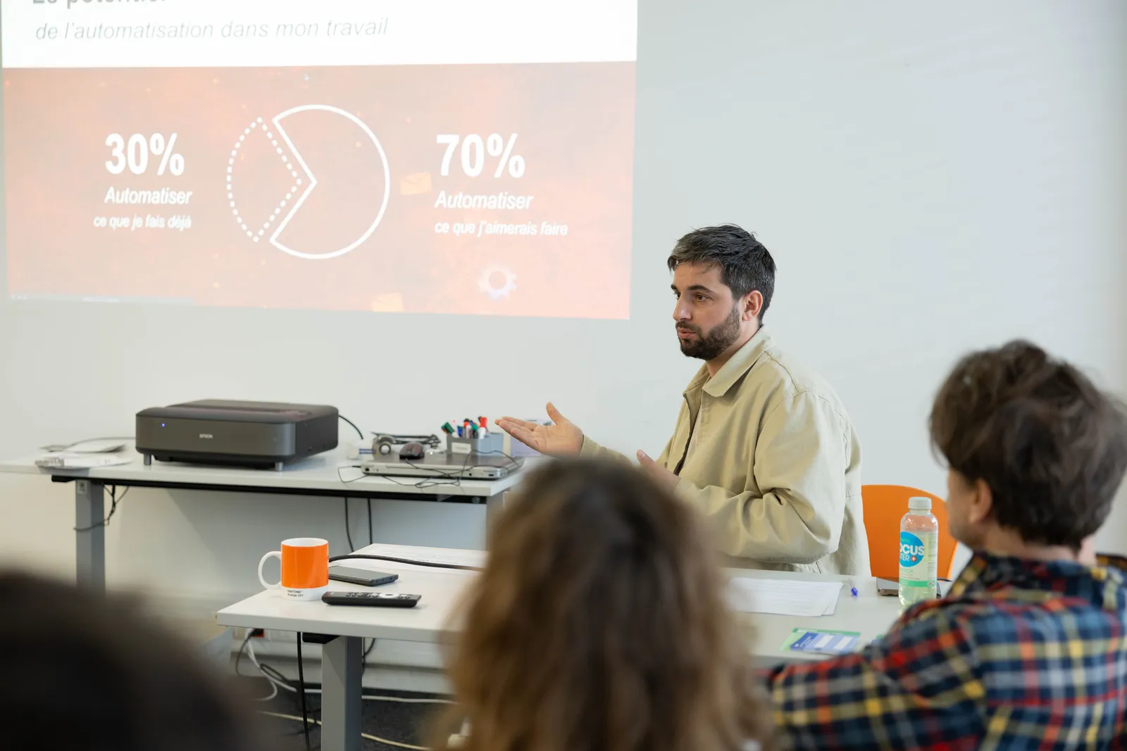 Emmanuel Bernard explique une notion d'automatisation devant le groupe pendant le bootcamp n8n 2026 à Lausanne